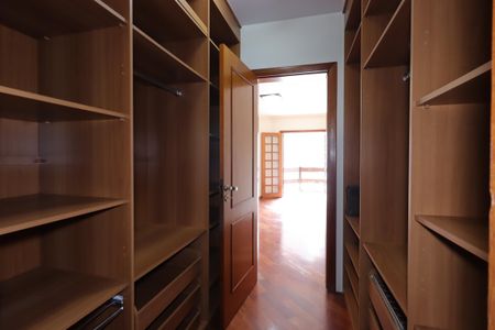Casa à venda com 311m², 4 quartos e 4 vagasCloset da Suíte 3