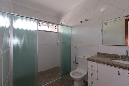 Casa à venda com 311m², 4 quartos e 4 vagasBanheiro da Suíte 2