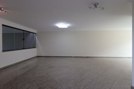 Casa à venda com 311m², 4 quartos e 4 vagasSala