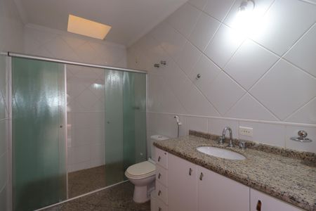 Casa à venda com 311m², 4 quartos e 4 vagasBanheiro da Suíte 1