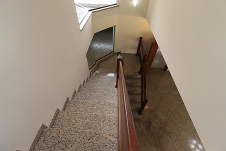 Casa à venda com 311m², 4 quartos e 4 vagasEscada