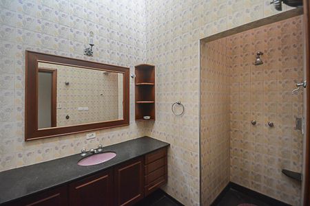 Casa à venda com 700m², 4 quartos e 6 vagasBanheiro 1