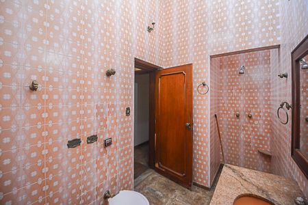 Casa à venda com 700m², 4 quartos e 6 vagasBanheiro da Suíte