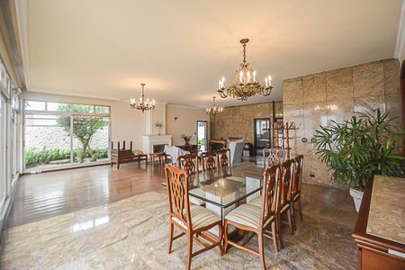 Casa à venda com 700m², 4 quartos e 6 vagasSala