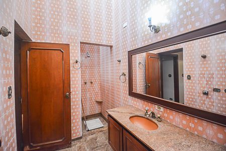 Casa à venda com 700m², 4 quartos e 6 vagasBanheiro da Suíte