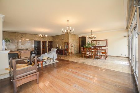 Casa à venda com 700m², 4 quartos e 6 vagasSala