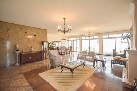 Casa à venda com 700m², 4 quartos e 6 vagasSala