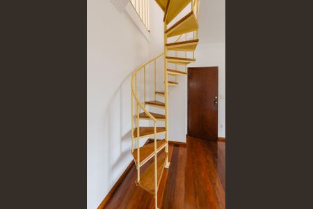 Apartamento para alugar com 160m², 3 quartos e 2 vagas Apartamento para alugar com 160m², 3 quartos e 2 vagasEscada