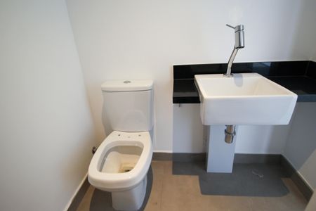 Banheiro de kitnet/studio para alugar com 1 quarto, 22m² em Indianópolis, São Paulo