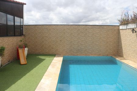 Casa para alugar com 279m², 3 quartos e 8 vagasQuintal