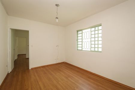 Casa à venda com 236m², 5 quartos e 3 vagas Casa à venda com 236m², 5 quartos e 3 vagasQuarto 3