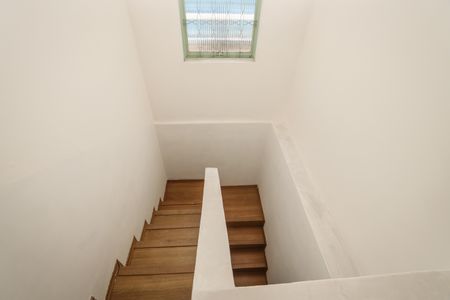 Casa à venda com 236m², 5 quartos e 3 vagas Casa à venda com 236m², 5 quartos e 3 vagasEscada