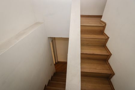 Casa à venda com 236m², 5 quartos e 3 vagas Casa à venda com 236m², 5 quartos e 3 vagasEscada