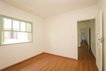 Casa à venda com 236m², 5 quartos e 3 vagas Casa à venda com 236m², 5 quartos e 3 vagasQuarto 5