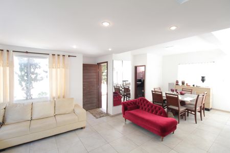 Casa à venda com 390m², 4 quartos e 3 vagasSala