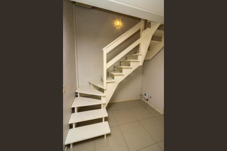 Casa à venda com 192m², 3 quartos e 2 vagasEscada