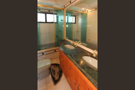 Apartamento à venda com 310m², 3 quartos e 4 vagasBanheiro da Suíte