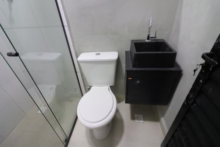 Banheiro de kitnet/studio para alugar com 1 quarto, 21m² em Presidente Altino, Osasco