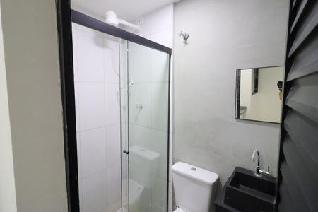 Banheiro de kitnet/studio para alugar com 1 quarto, 21m² em Presidente Altino, Osasco