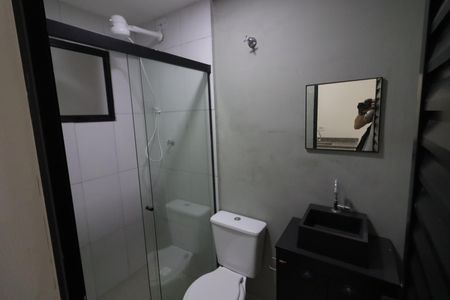 Banheiro de kitnet/studio para alugar com 1 quarto, 21m² em Presidente Altino, Osasco