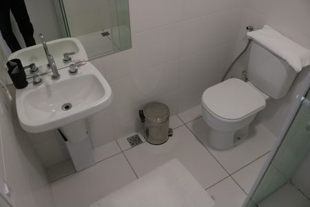 Banheiro de kitnet/studio para alugar com 1 quarto, 24m² em Perdizes, São Paulo