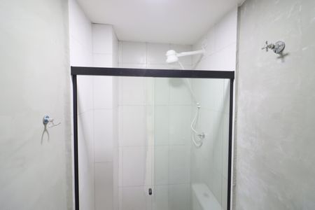 Banheiro de kitnet/studio para alugar com 1 quarto, 21m² em Presidente Altino, Osasco