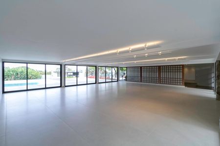 Casa à venda com 2104m², 4 quartos e 10 vagas Casa à venda com 2104m², 4 quartos e 10 vagasSala 1