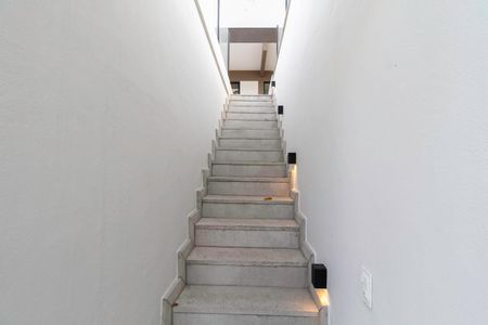 Casa à venda com 2104m², 4 quartos e 10 vagas Casa à venda com 2104m², 4 quartos e 10 vagasEscada