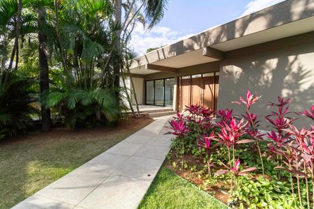 Casa à venda com 2104m², 4 quartos e 10 vagas Casa à venda com 2104m², 4 quartos e 10 vagasFachada