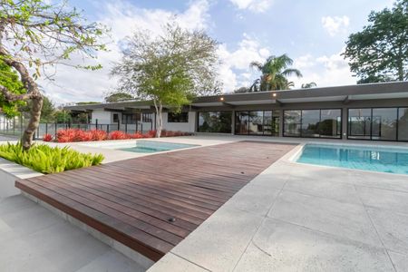 Casa à venda com 2104m², 4 quartos e 10 vagas Casa à venda com 2104m², 4 quartos e 10 vagasQuintal