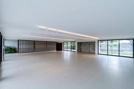 Casa à venda com 2104m², 4 quartos e 10 vagas Casa à venda com 2104m², 4 quartos e 10 vagasSala 1