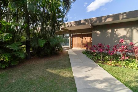 Casa à venda com 2104m², 4 quartos e 10 vagas Casa à venda com 2104m², 4 quartos e 10 vagasEntrada