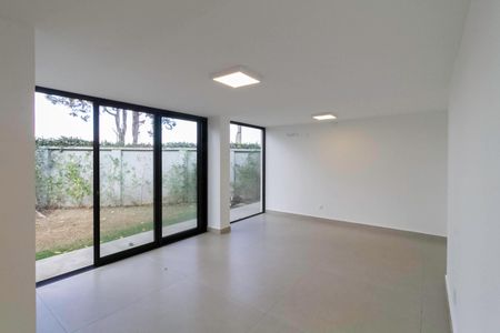 Casa à venda com 2104m², 4 quartos e 10 vagas Casa à venda com 2104m², 4 quartos e 10 vagasÁrea de Serviço