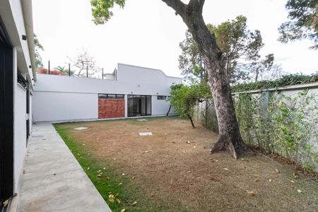 Casa à venda com 2104m², 4 quartos e 10 vagas Casa à venda com 2104m², 4 quartos e 10 vagasQuintal