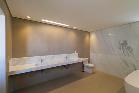 Casa à venda com 2104m², 4 quartos e 10 vagas Casa à venda com 2104m², 4 quartos e 10 vagasBanheiro da suíte 4