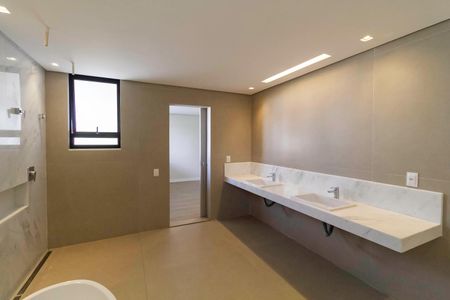 Casa à venda com 2104m², 4 quartos e 10 vagas Casa à venda com 2104m², 4 quartos e 10 vagasBanheiro da suíte 4