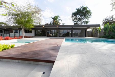 Casa à venda com 2104m², 4 quartos e 10 vagas Casa à venda com 2104m², 4 quartos e 10 vagasQuintal