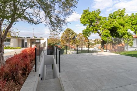 Casa à venda com 2104m², 4 quartos e 10 vagas Casa à venda com 2104m², 4 quartos e 10 vagasQuintal