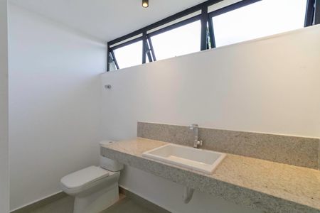 Casa à venda com 2104m², 4 quartos e 10 vagas Casa à venda com 2104m², 4 quartos e 10 vagasBanheiro de serviço