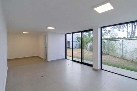 Casa à venda com 2104m², 4 quartos e 10 vagas Casa à venda com 2104m², 4 quartos e 10 vagasÁrea de Serviço