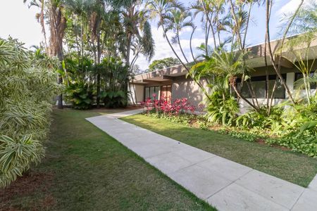 Casa à venda com 2104m², 4 quartos e 10 vagas Casa à venda com 2104m², 4 quartos e 10 vagasEntrada