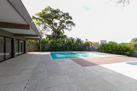 Casa à venda com 2104m², 4 quartos e 10 vagas Casa à venda com 2104m², 4 quartos e 10 vagasQuintal