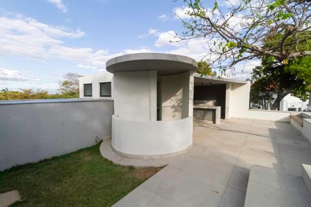 Casa à venda com 2104m², 4 quartos e 10 vagas Casa à venda com 2104m², 4 quartos e 10 vagasQuintal