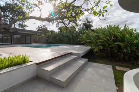 Casa à venda com 2104m², 4 quartos e 10 vagas Casa à venda com 2104m², 4 quartos e 10 vagasQuintal