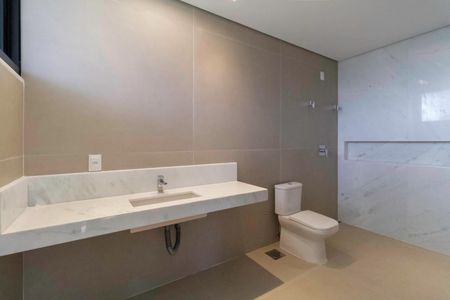Casa à venda com 2104m², 4 quartos e 10 vagas Casa à venda com 2104m², 4 quartos e 10 vagasBanheiro da suíte 2