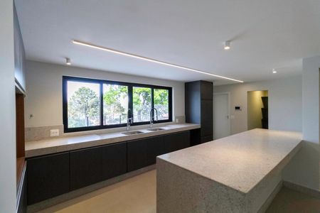 Casa à venda com 2104m², 4 quartos e 10 vagas Casa à venda com 2104m², 4 quartos e 10 vagasCozinha