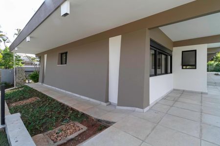Casa à venda com 2104m², 4 quartos e 10 vagas Casa à venda com 2104m², 4 quartos e 10 vagasQuintal