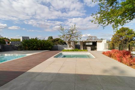 Casa à venda com 2104m², 4 quartos e 10 vagas Casa à venda com 2104m², 4 quartos e 10 vagasQuintal