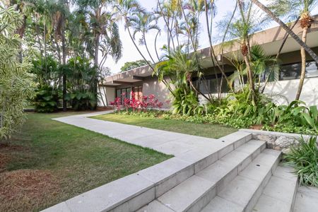 Casa à venda com 2104m², 4 quartos e 10 vagas Casa à venda com 2104m², 4 quartos e 10 vagasFachada