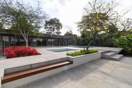 Casa à venda com 2104m², 4 quartos e 10 vagas Casa à venda com 2104m², 4 quartos e 10 vagasQuintal